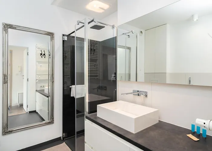 Bulwar Kurlandzki Downtown By Bookinghost * Cracovia