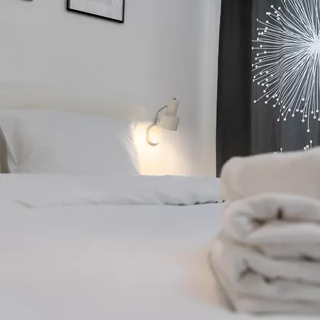 Bulwar Kurlandzki Downtown By Bookinghost * Krakow