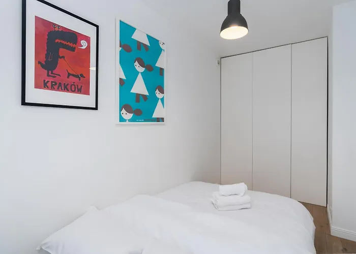 Bulwar Kurlandzki Downtown By Bookinghost *